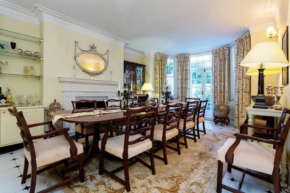 Elgin Crescent Apartment