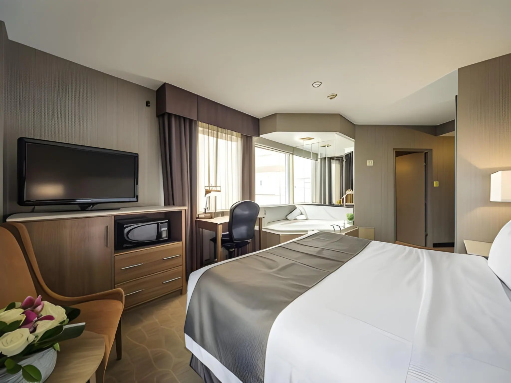 Monte Carlo Inn Airport Suites