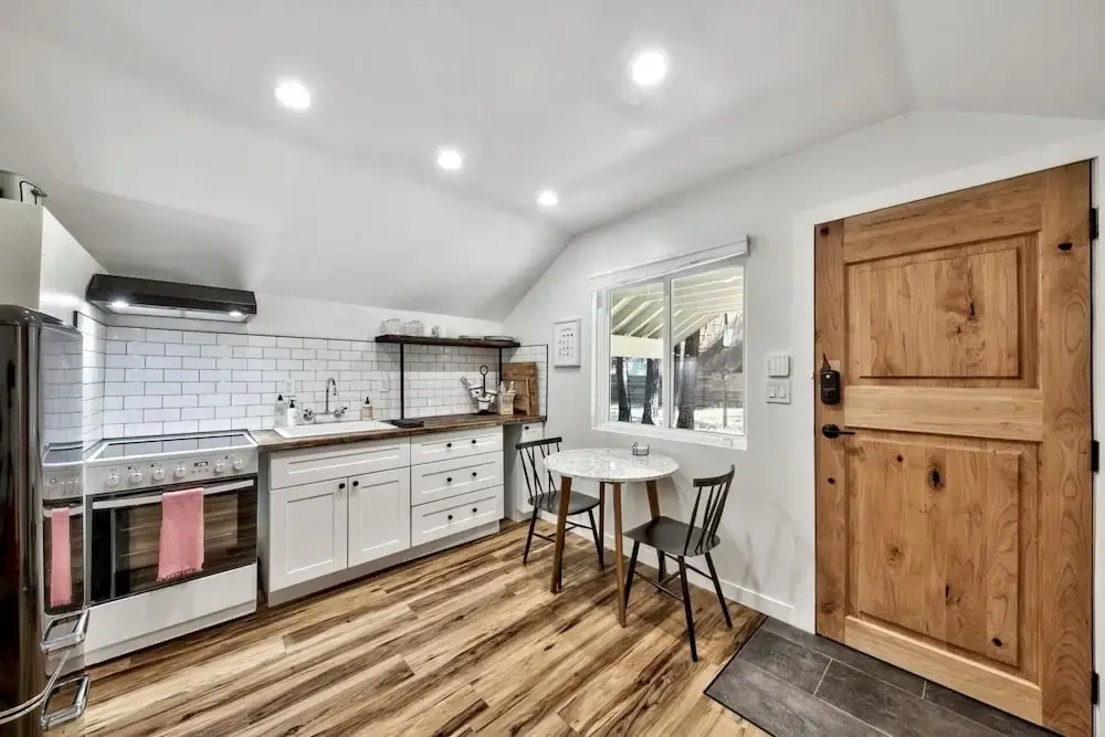 Cabin Retreat! 1 Mile To The Beach, Downtown, Ski! 1 Bedroom Home by Redawning