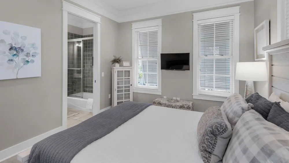 Private Splash Pool + Carriage House, 1 House to Beach w/ Beach Chair Setup!