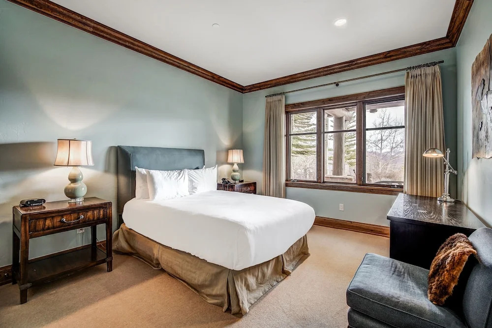 Luxury renovation! Ski-in/Ski-out 5 Br Private Townhome, Top of Bachelor Gulch - majestic view & exclusive location! by RedAwning