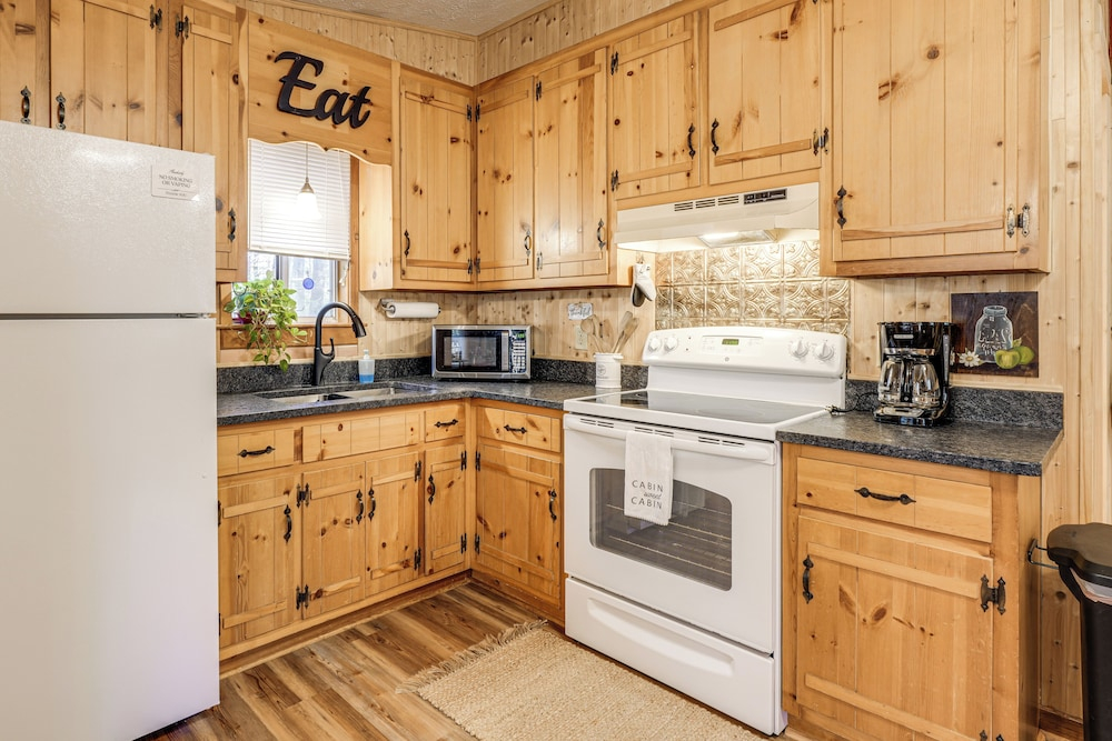 5 Mi to Helen: Woodsy Oasis w/ Hot Tub & Fire Pit!