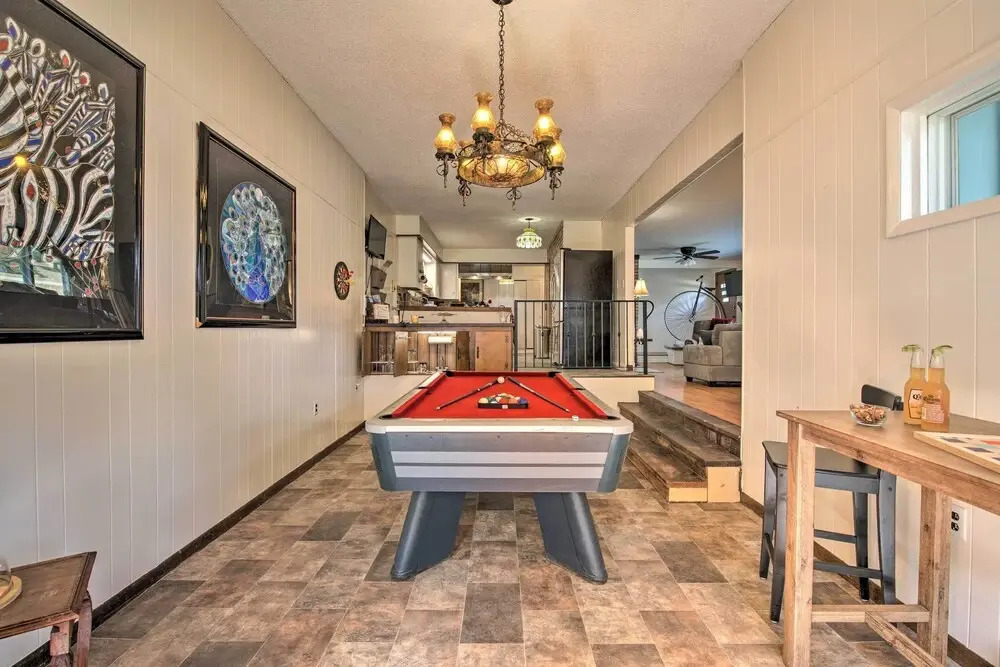 Bright Springfield Home: Walk to Nature Center!