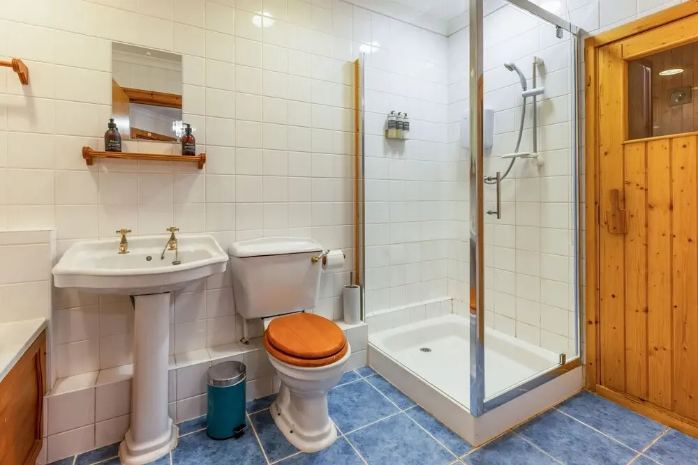 2 Bedroom Lodge With Hot Tub Sauna , Full Kitchen, Lounge, 2 Bathrooms