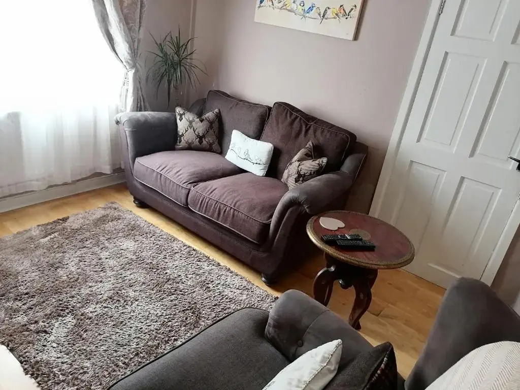 Tynant House- Modern 3 bed house- City centre and FREE parking