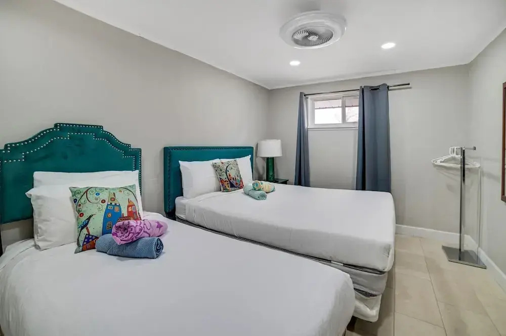 Las Vegas - 5 Mins From The Strip 4 Bedroom Home by RedAwning