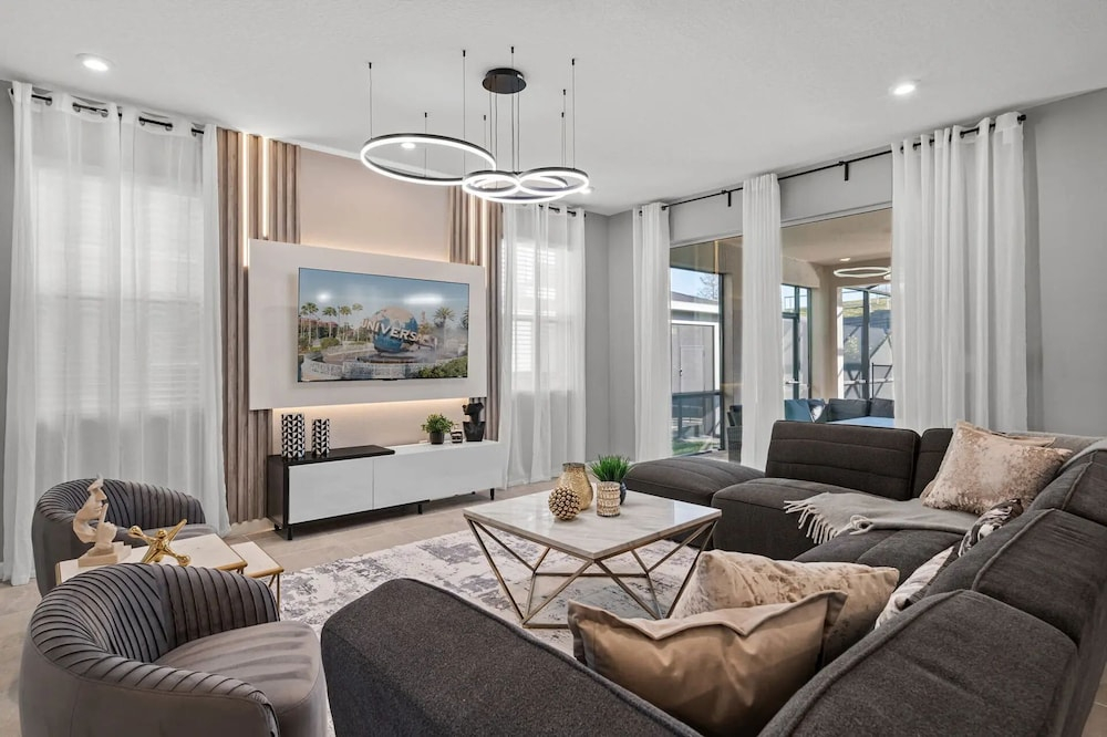 Solara 6BR Villa w/ Pvt Pool, Cinema & Game Room