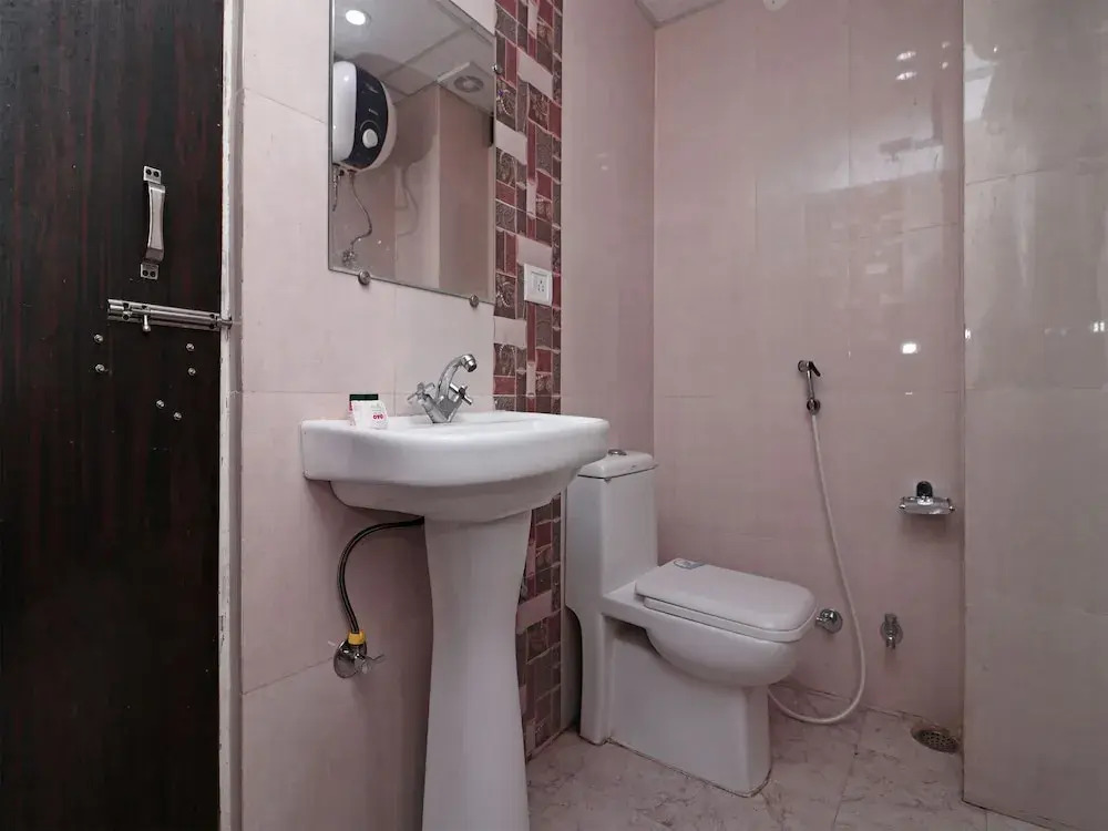 OYO 15169 Hotel Rk Inn