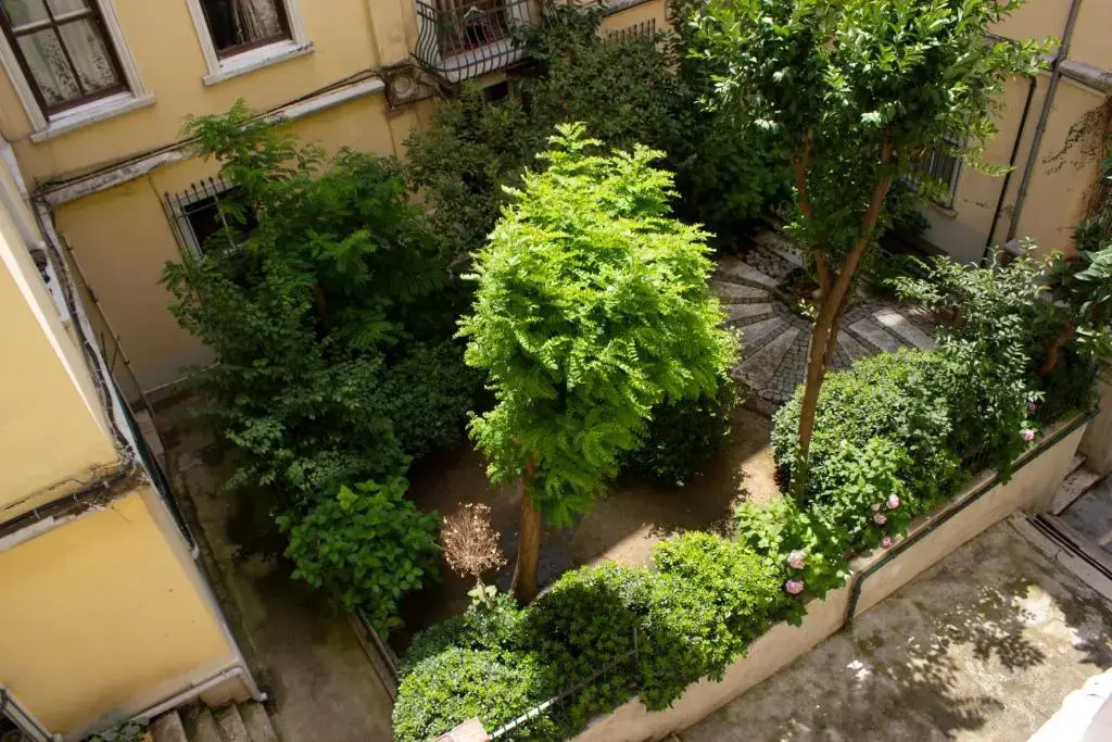 Historical 135 sqm apartment near Galata Tower