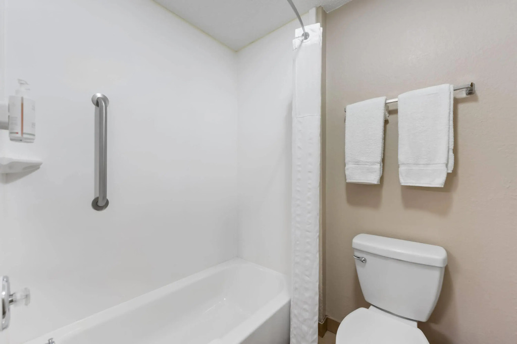 Super 8 by Wyndham Elgin
