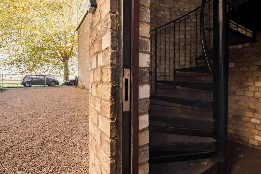 City Centre Location - Over Looking Parkers Piece! Private Entrance