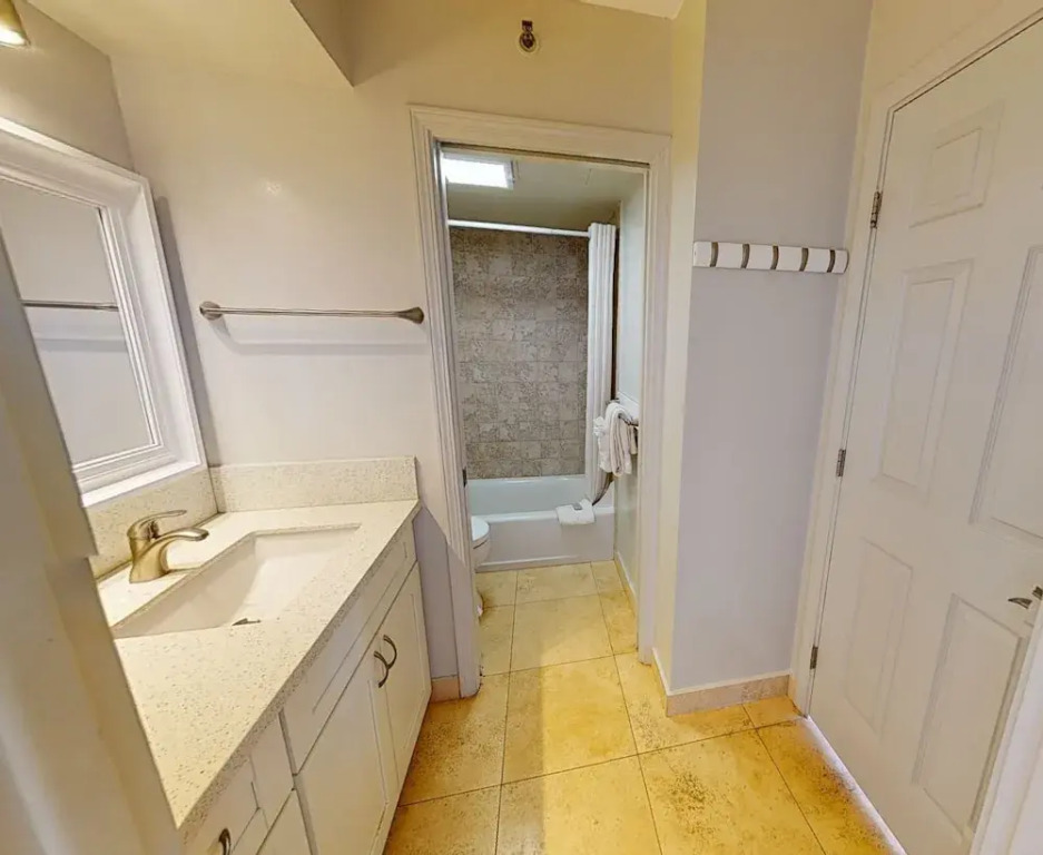 Waikiki Banyan High Level Condo with Ocean Views from the Private Lanai