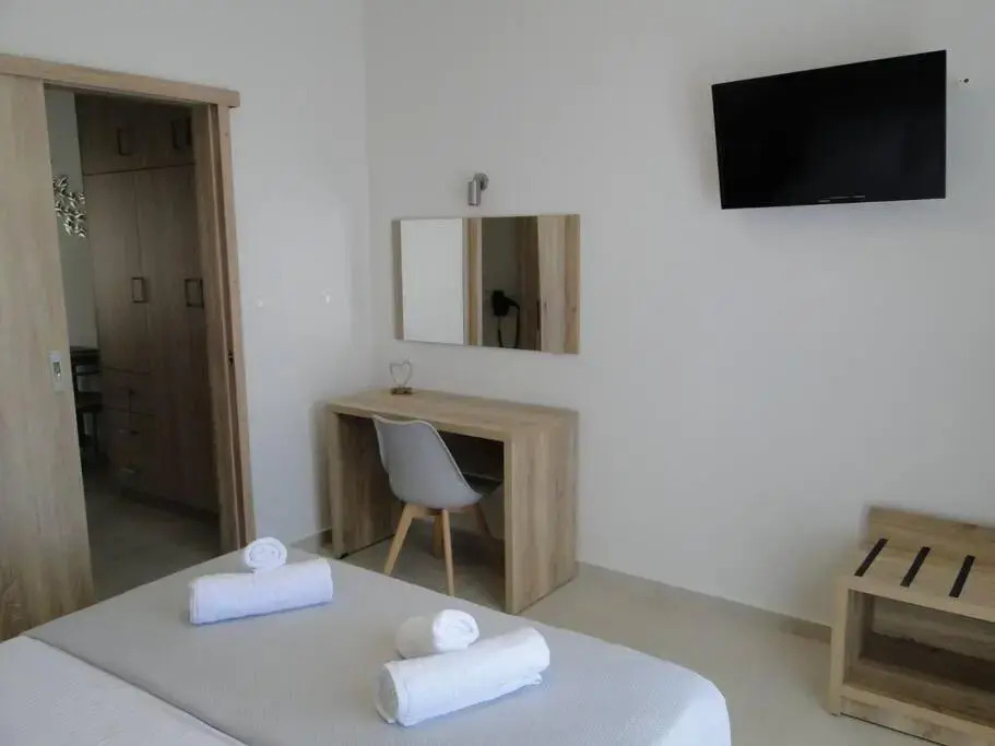 Chrysanthe's Apartments No4