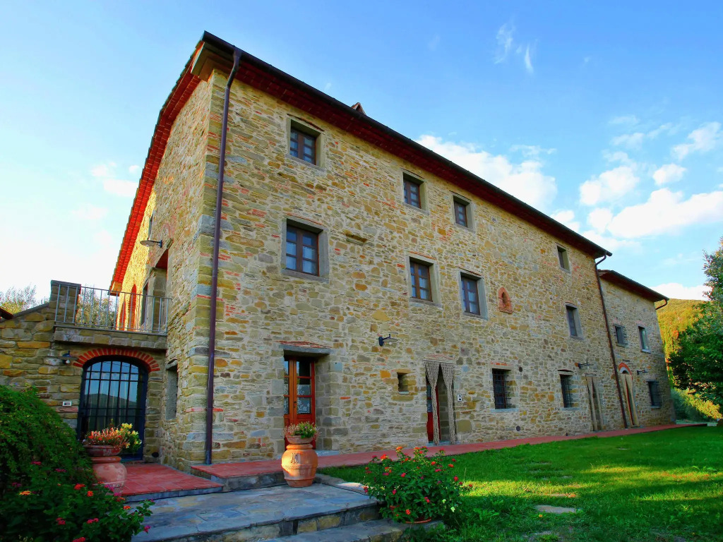 Villa with private swimming pool, spacious garden and magnificent views, 2km away from the town