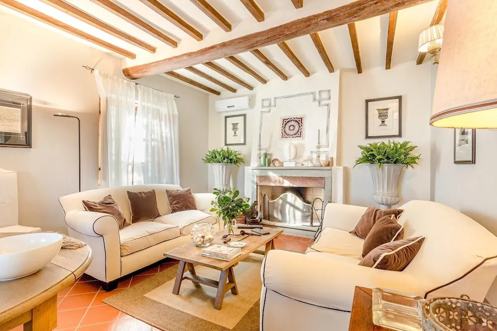 Villa Alberta, Panoramic 4 Bedrooms Farmhouse with Private Pool in Lucca close to Town Centre