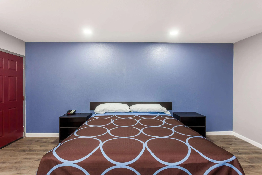 Super 8 by Wyndham Visalia