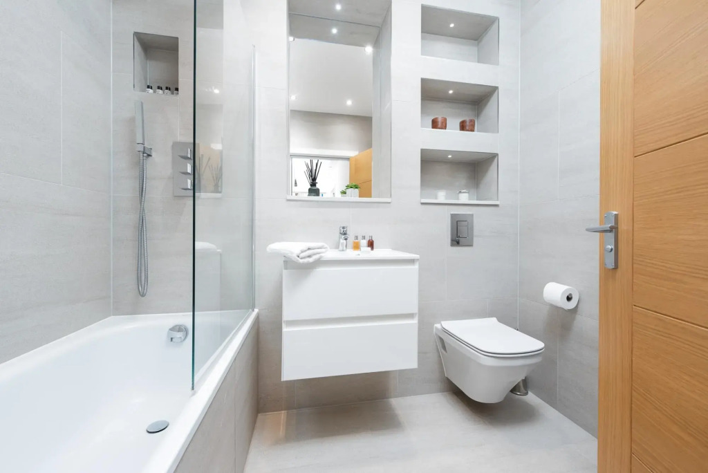 Modern Kingston Home Close to Hampton Court Palace by Underthedoormat