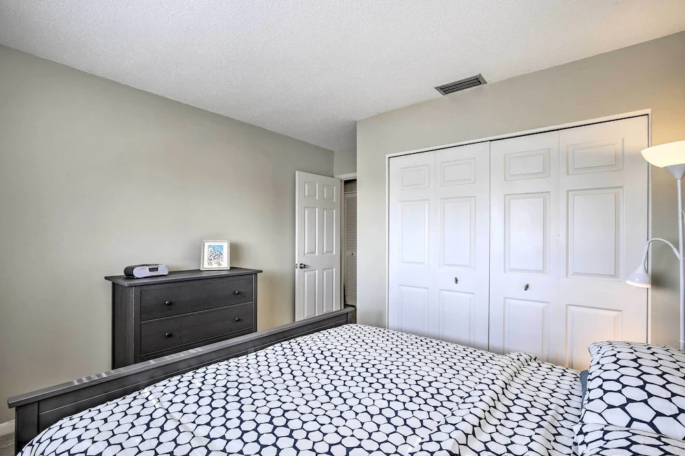 Walk to Beach & Dining: Sunny St Pete Condo!