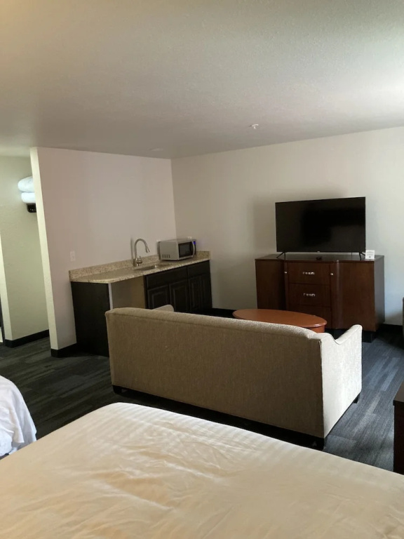 Elker Inn & Suites