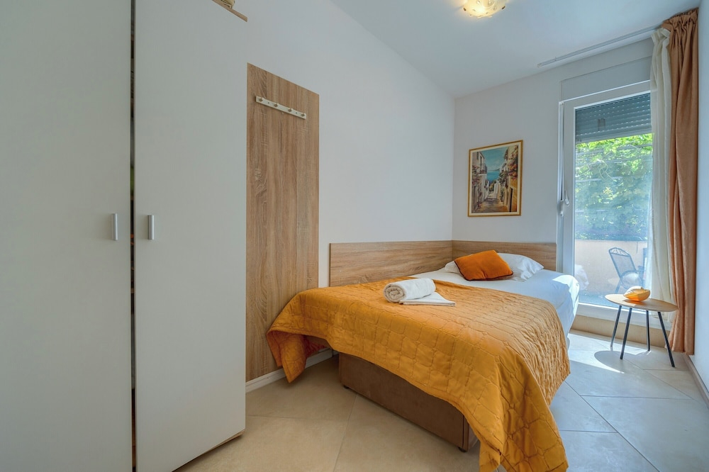 A 2 Comfortable apt w Terrace & Garden, Near Beach
