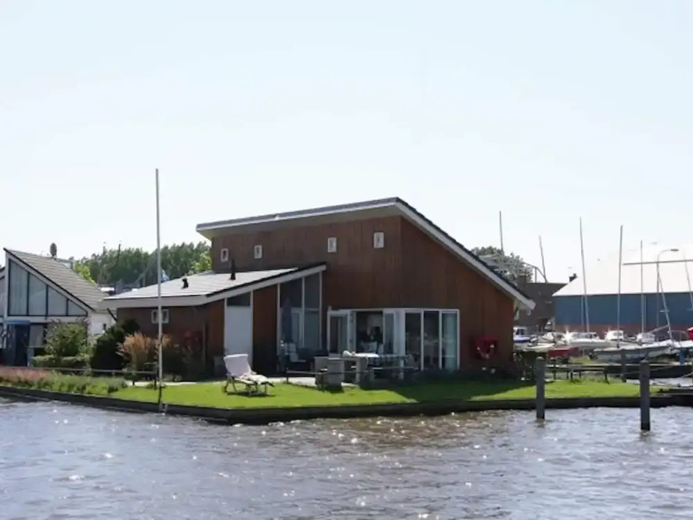 House by Uitgeestermeer with Garden