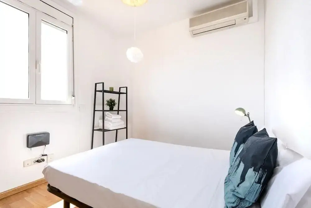 Lovely 2bed W/balcony in City Center, Near Metro