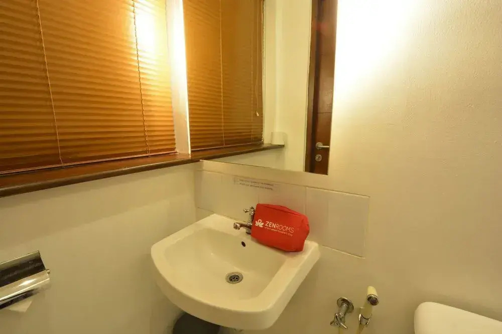 ZEN Rooms Kemang Ampera