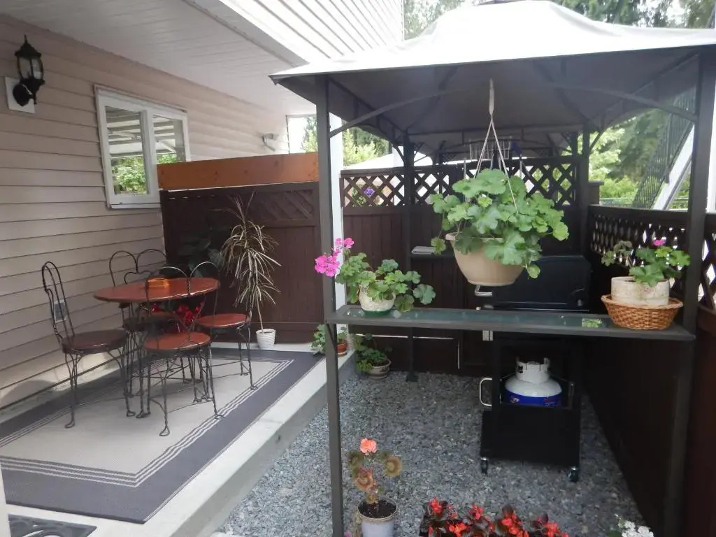 Clean and Quiet 2 bdr 2 bthr private entrance entire guests suite near Coquitlam Center mall and skytrain
