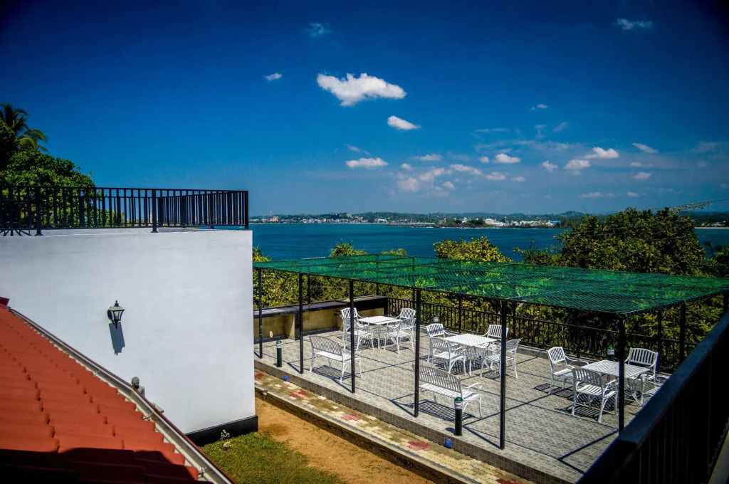 Villa Baywatch, Rumassala