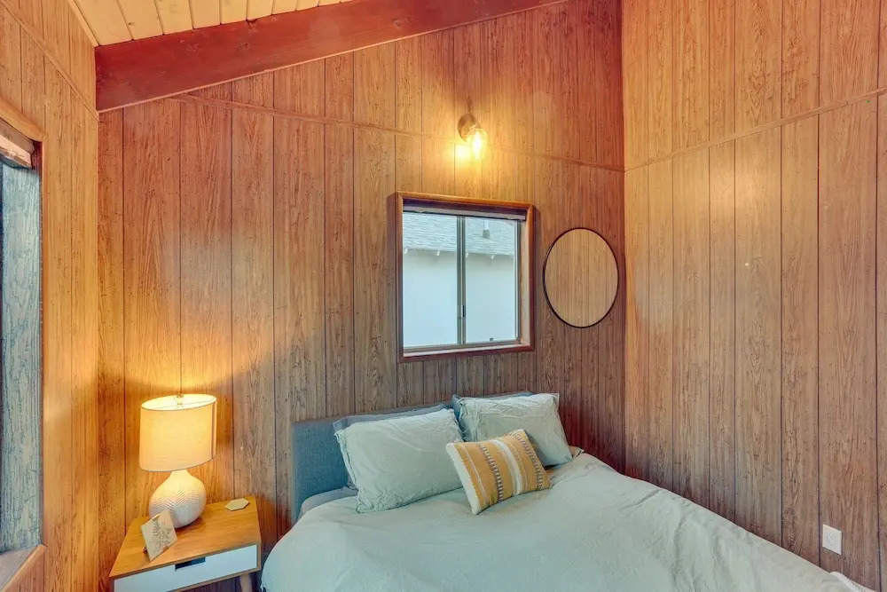 Crestline Cabin: Mountain Views & Fire Pit!