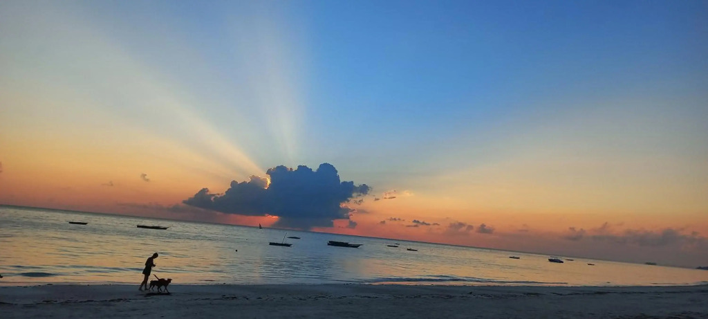 Private 2 bedrooms apt with WIFI only few steps to the beach