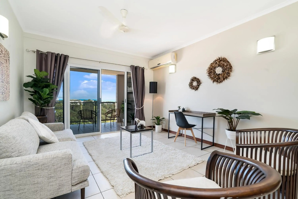 Huge CBD Top Floor Apartment with Breath Taking Views!