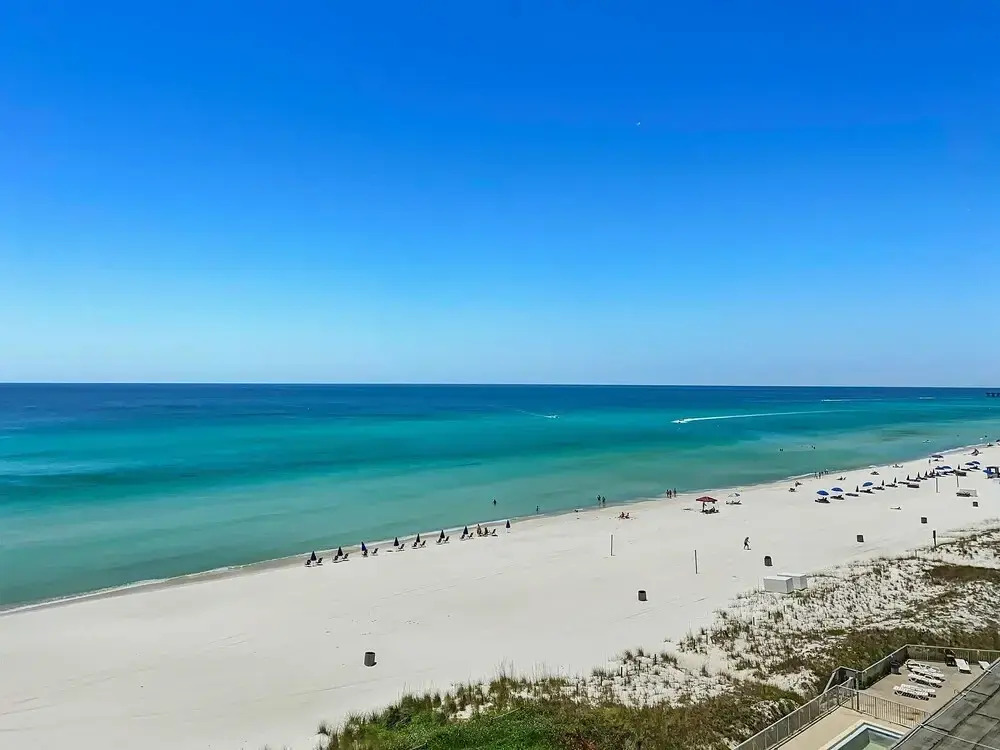 Sea-horsey 3 Bedroom Condo by RedAwning