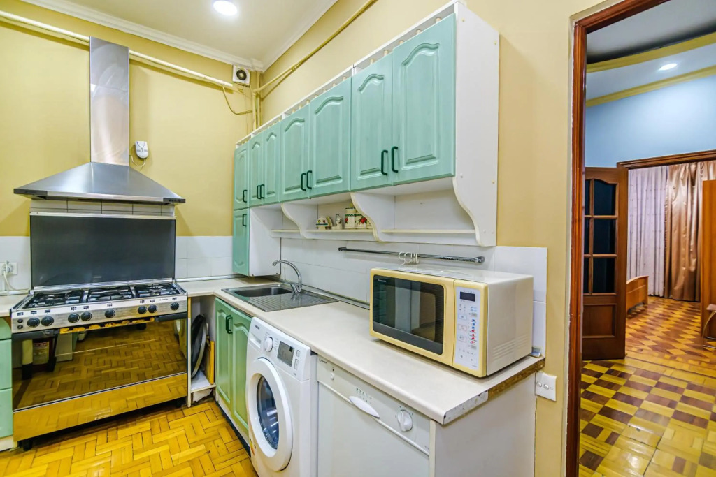 M Estate. Targovu. Nizami Street 4 room. (021).
