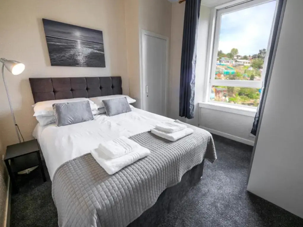 ☆ Bright, 2 Bedroom West End Apartment ☆