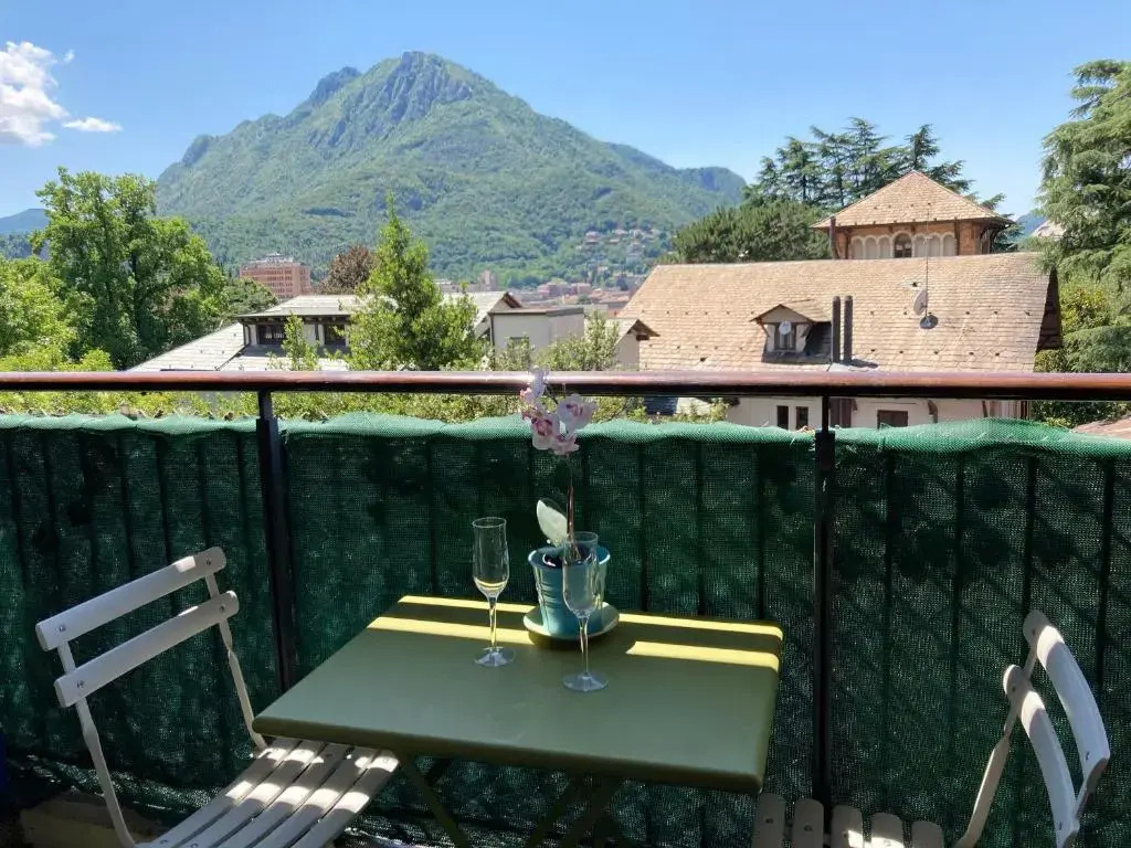 Spacious bright apartment near city center and Como lake with air conditioning