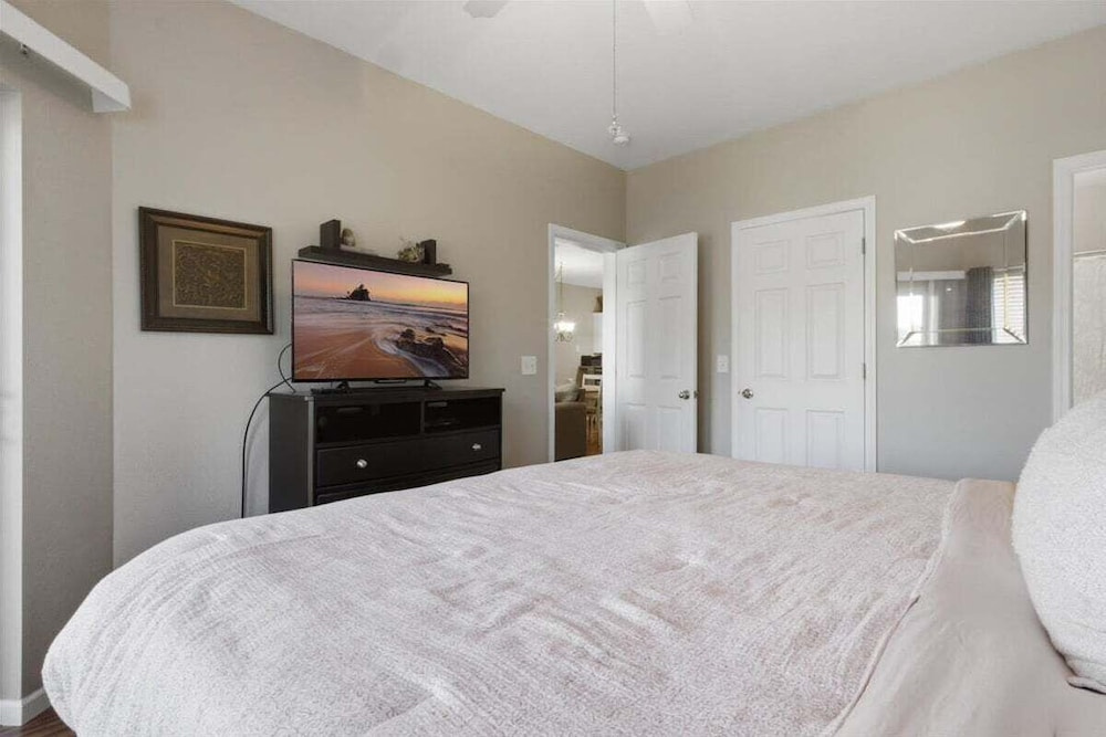 Lakefront Condo w/ 3 Pools, Boat Slip & Patio Views at 13mm of the BIg Niangua