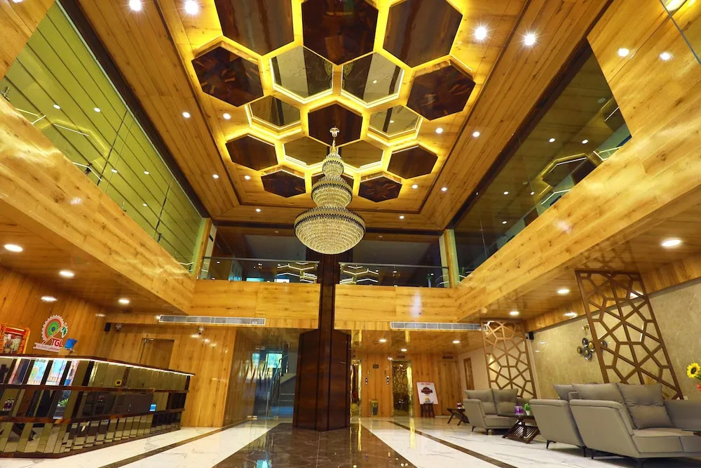 Hotel The Grand Ladhukara
