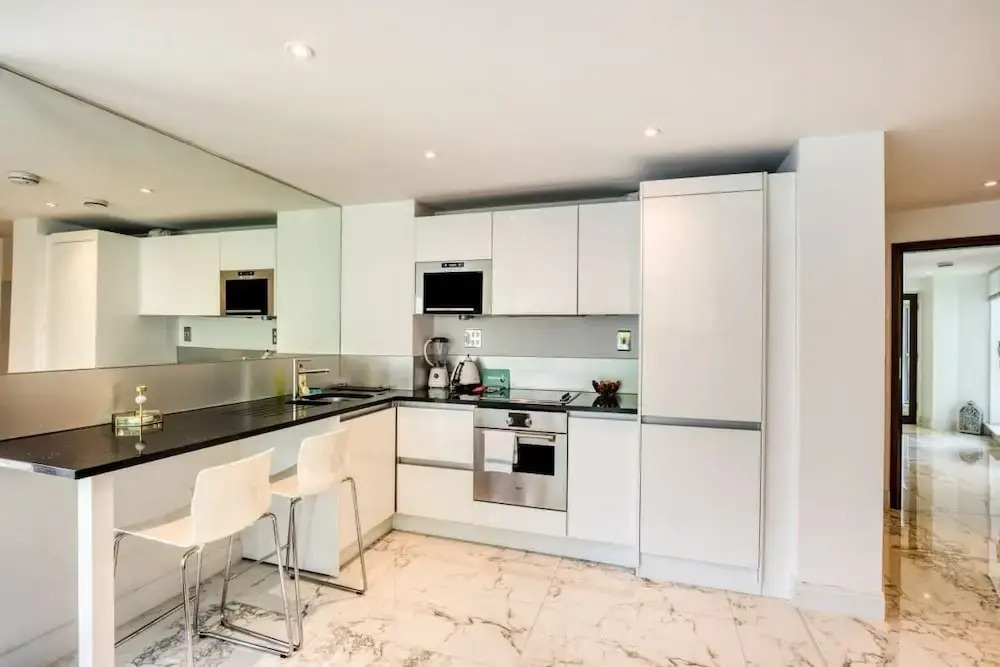 Stylish 1bdr Apt W/balcony, Near Victoria Station