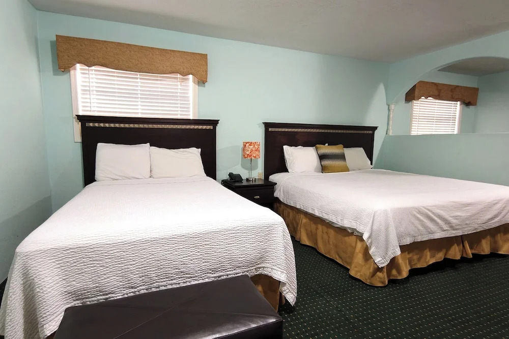 Sunset Lodge Elgin near US 290 by Hotel O