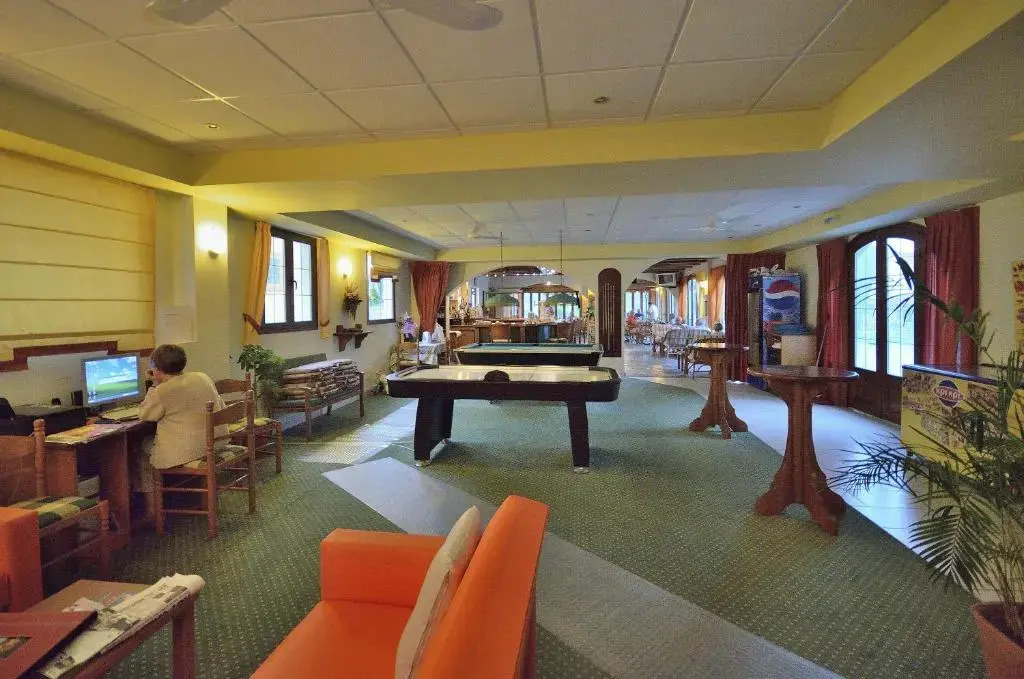 Perros Hotel