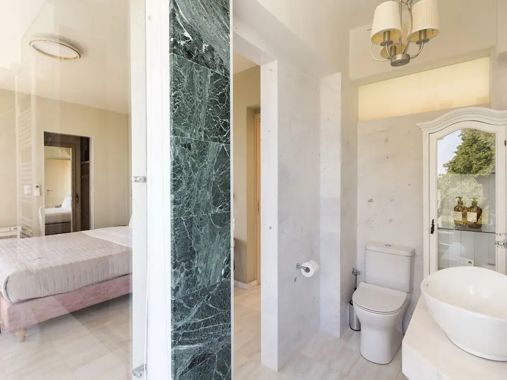 Luxury Villa With Private Heated Pool, Childrens Fenced Area, Near the Beach & the Town