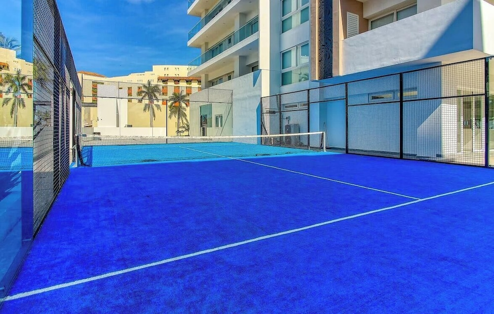 3BR Condo Right Next to the Beach - Pool - Palapa