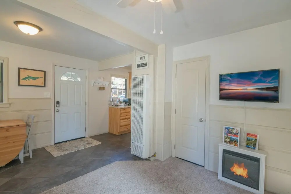 The Burrow - Charming, Cozy Cabin Close To The Lake And The Village! Fire Place! 1 Bedroom Home