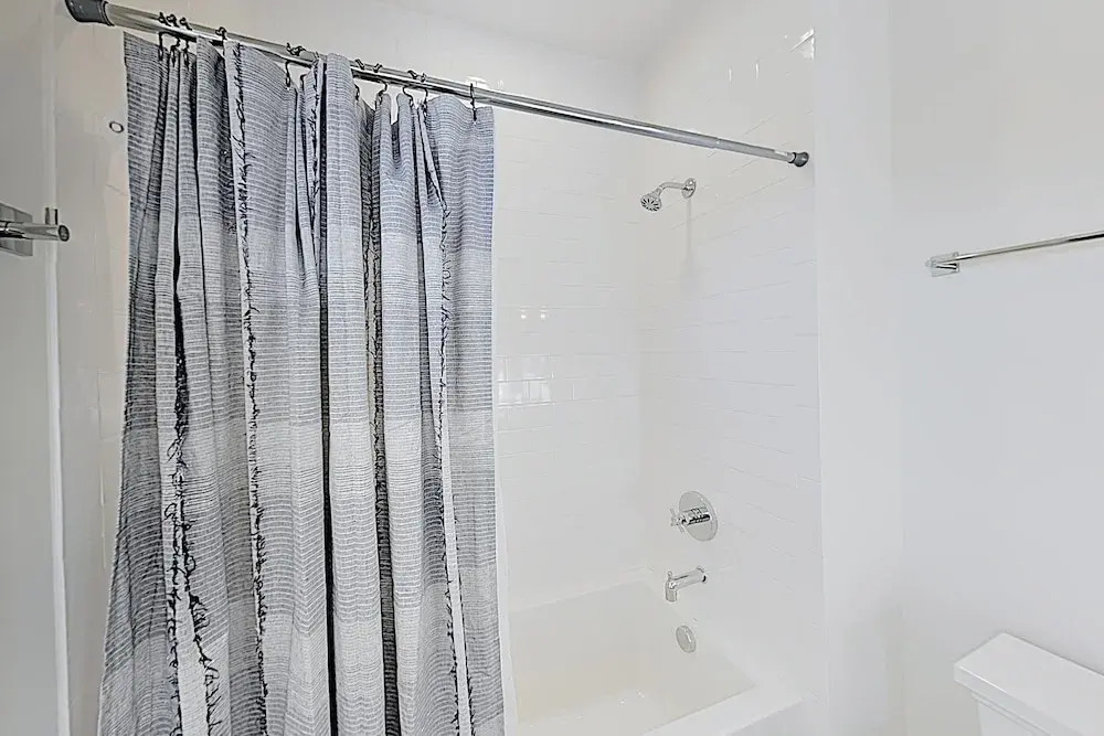 New Listing! Stylish All-suite End Unit W/ Garage 3 Bedroom Townhouse
