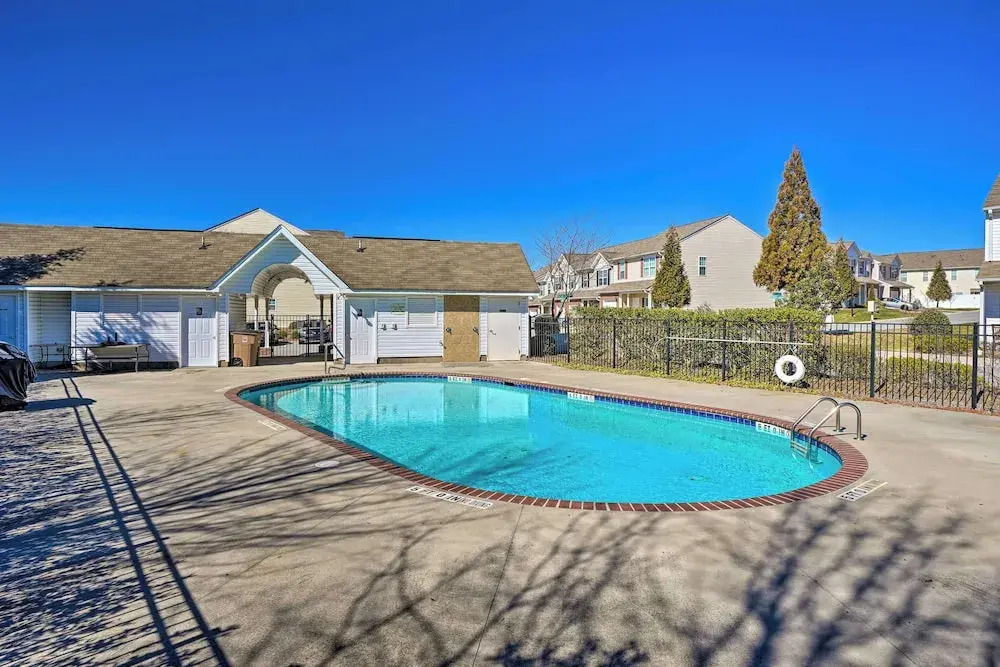 Cozy Greensboro Townhome w/ Community Pool & Grill