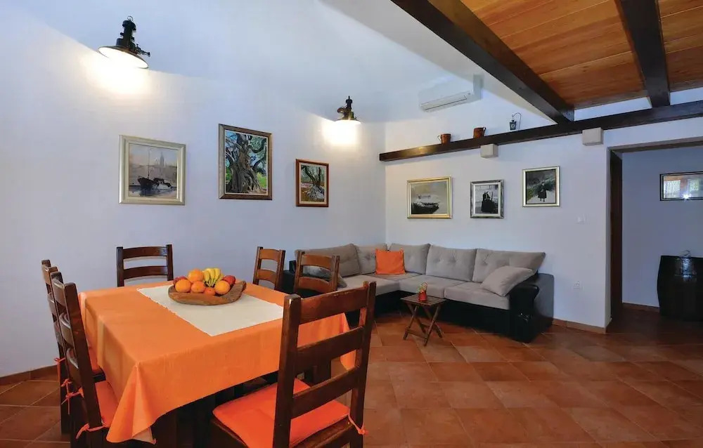 Cozy Home In Stari Grad