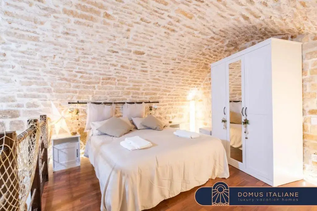 Sea front historic house in the heart of old town, inside torrione aragonese