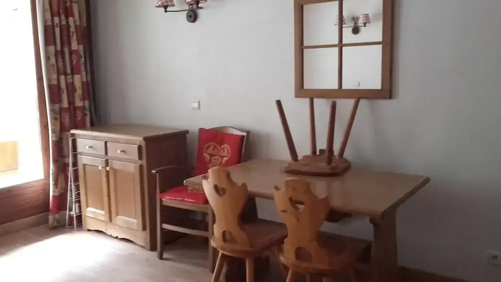 2 Rooms 4 People 2 Exposed East