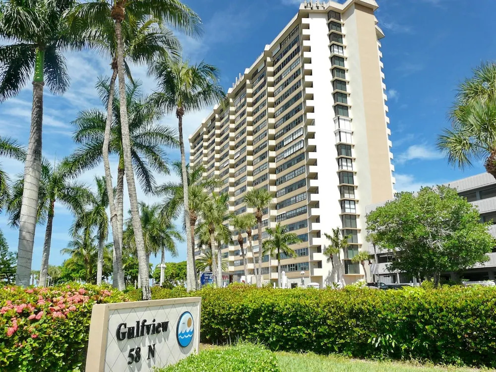 Cozy Beachfront Condo With Pool and Tennis Courts